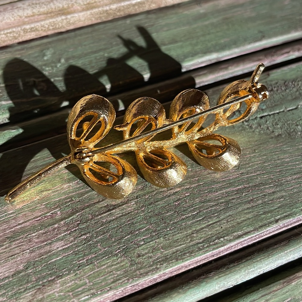 Gold leaf brooch - Picture 2 of 2